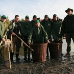 Przy Odłowach 2009 rybakom pomagali uczniowie milickich szkół