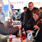 III Jarmark Świąteczny - zupę rybną ufundowaną przez LGR Partnerstwo dla Doliny Baryczy podawała restauracja Parkowa na swoim stoisku