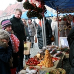 Kupujący przy stoisku Agnieszki Lesiak z suszem roślinnym