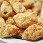 świąteczny poczęstunek - pierożki z ciasta francuskiego