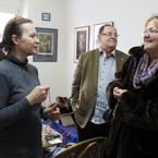 Z lewej projektantka guzików, które zamawiają najsłynniejsi projektanci strojów
