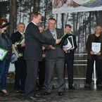 Dyplom i nagrodę dla Chynowej (III miejsce) wręcza wójt Przygodzic K. Rasiak