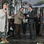 Gratulacje dla najlepszego redaktora J. Łysikowskiego od burmistrza Lewandowskiego