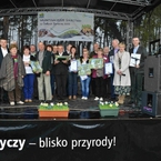 Grupowe zdjęcie laureatów, organizatorów i włodarzy.