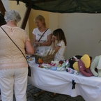 Holenderki przy stoisku z ręcznie robionymi maskotkami