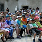 Wśród publiczności, jak i na scenie, dzieci i młodzież
